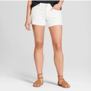 Mid-Rise Raw Hem Midi Jean Shorts in White Size 12/31